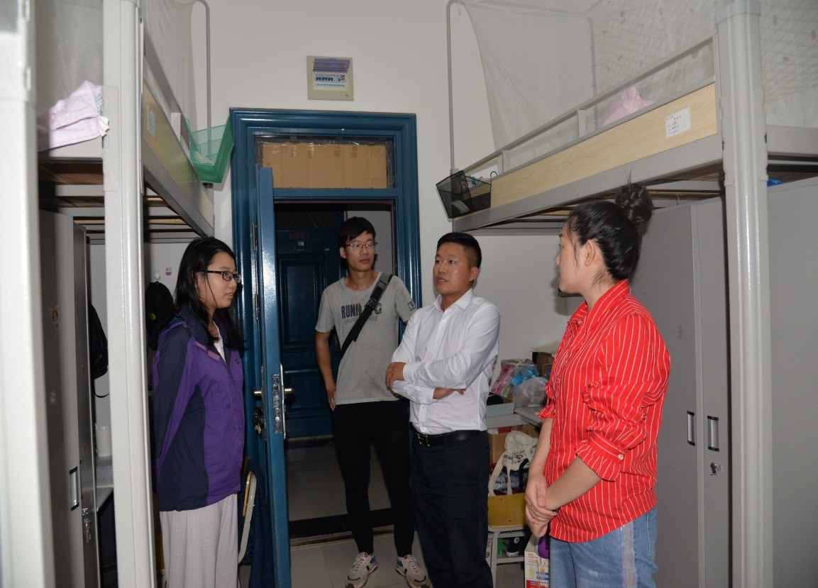 农学院全体辅导员走访学生寝室-长江大学农学院